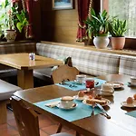 Garni Roberta فندق مالغا شابيلا