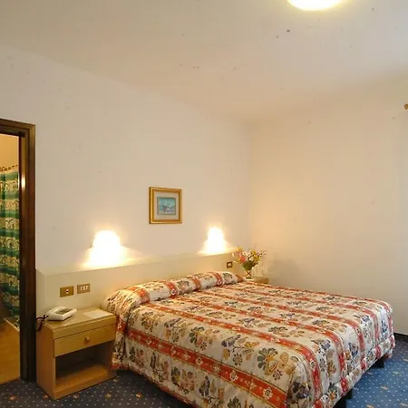 贾尼罗伯塔酒店 3* 马尔加·希亚佩拉